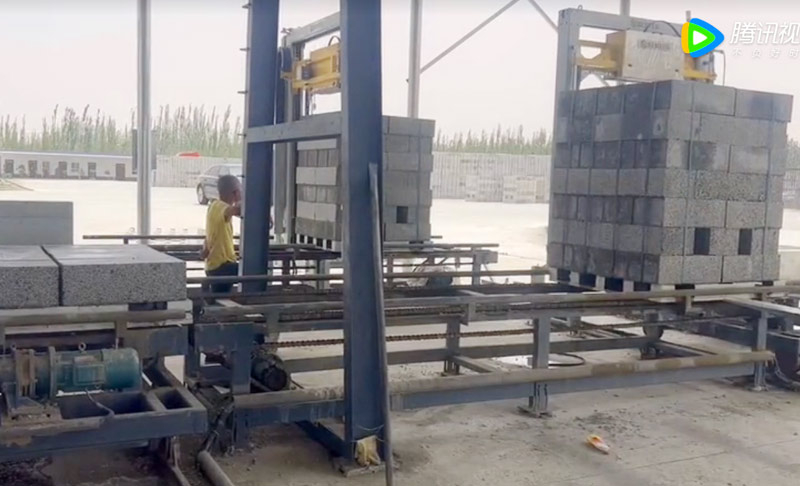 自保溫砌塊碼垛機(jī)