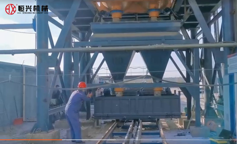 自保溫發(fā)泡磚生產(chǎn)線雙工位澆注新疆客戶現(xiàn)場